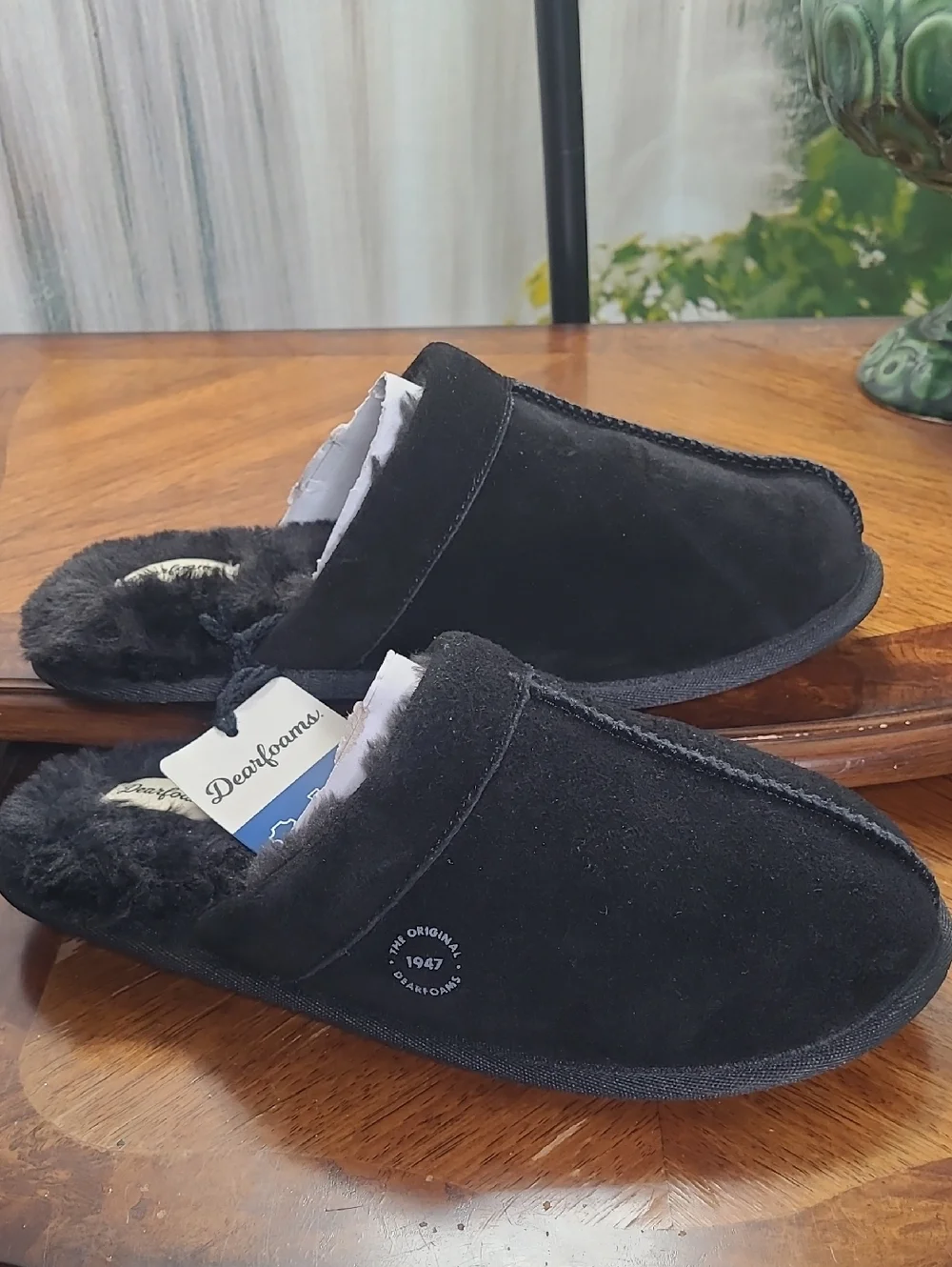 New with tag! Dearfoams Mens 9 Sleek Black Suede Cozy Shearling Slip On Slippers
